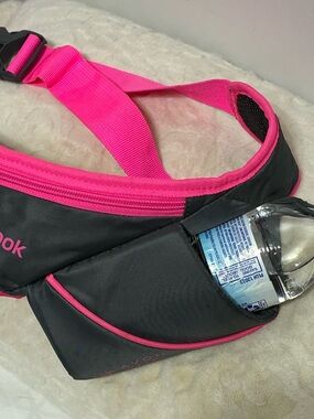 Reebok Avon Walk water bottle fammy pack/ crossbody pack